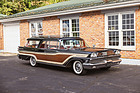 Die (unechte) Holzbeplankung zitiert die Station Wagons der Dreissigerjahre. Vom Konzern-Bruder Ford Country Squire stimmt übrigens kein einziges Segment überein.
