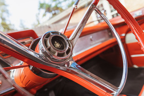 Versenkte Lenkradnabe: Kurioserweise erinnert der Hupknopf an die Cadillac-Eldorado-Radkappen desselben Jahres