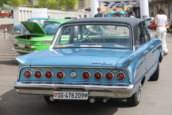 Mercury Comet Custom Four-Door Sedan (1963) mit doppelt so vielen Rückleuchten wie ursprünglich – Older Classics Mai 2024
