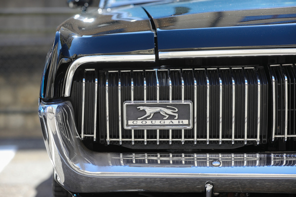 Mercury Cougar (1967) - die Scheinwerfer sind unter diesen Klappen verborgen - Older Classics August 2024