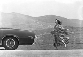 Mercury Cougar XR-7 (1969) - Diana Rigg alias Teresa die Vicenzo rennt zum Auto zurück