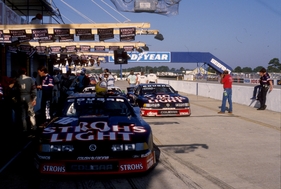 Mercury Cougar XR-7 (1989) - Die beiden Mercury Cougar XR-7 während einem gemeinsamen Boxenstopp. Sie belegten am Schluss Platz 8 und 10. (12 Stunden von Sebring 1989) (1989)