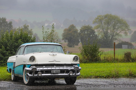 Mercury Monterey (1956) - ein Farbtupfer bei grauen Wetterbedingungen - am 48. FNA-Treffen in Triengen 2022 (1956)