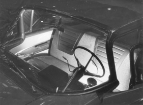 Dieses zeitgenössische Foto demonstriert sehr gut die Dimensionen der "Skylight Panoramic Windshield"