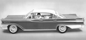 Ein 1959er Mercury Park Lane 4-Door Hardtop Cruiser auf einem retouchierten Pressefoto von Herbst 1958. Schön zu sehen sind die Zielhilfen auf den Kotflügeln anstelle der einzelnen Motorhauben-Figur.