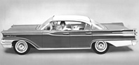 Ein 1959er Mercury Park Lane 4-Door Hardtop Cruiser auf einem retouchierten Pressefoto von Herbst 1958. Schön zu sehen sind die Zielhilfen auf den Kotflügeln anstelle der einzelnen Motorhauben-Figur.