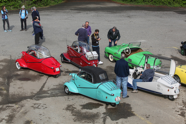 Messerschmitt Kabinenroller fast unter sich, die Ausnahme ist der Spatz 200 - 12. Internationales Microcar Treffen Wohlen 2022