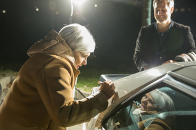 Michèle Mouton signiert einen Audi quattro anlässlich des 4. Legendentreffs in Laupersdorf 2025