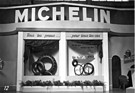 Bild: Michelin-Reifen - am Automobilsalon in Genf 1953