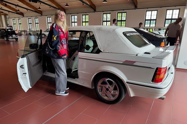 Bild Michelle verbindet viel mit ihrem Ford Escort – und sie arbeitet gerne selbst am Auto – Meet Emil 2025