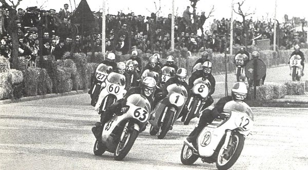 Mike Hailwood (Nummer 63) and Giacomo Agostini (1) im Jahr 1969 beim 500-ccm-Rennen anlässlich der Temporada Romagnola