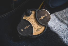 Milburn Electric Model 15 Light Coupe (1915) - Anzeige für Volt und Ampère