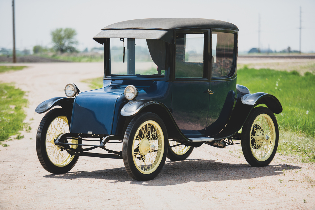 Milburn Electric Model 15 Light Coupe (1915) - Coupe-Aufbau, wegen der Höhe auch "phone box" (Telefonzelle) genannt
