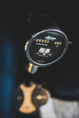 Milburn Electric Model 15 Light Coupe (1915) - Der originelle Geschwindigkeitsmesser erinnert an ein Massband aus dem Schneideratelier. Oben rechts gibt es sogar einen zweistelligen Zähler für die zurückgelegten Meilen pro Fahrt