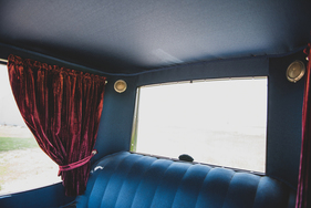 Milburn Electric Model 15 Light Coupe (1915) - Vorhänge und eine schöne Couch, fast wie zu Hause