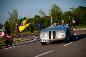 Mille Miglia 2012 - BMW 328 Mille Miglia Touring Roadster (1937) - Einfahrt zur Ferrari-Fabrik