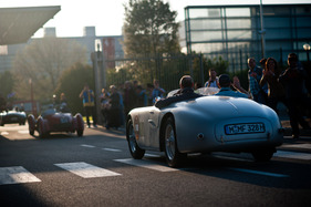 Mille Miglia 2012 - BMW 328 Mille Miglia Touring Roadster (1937) - am Eingang der Ferrari-Fabrik