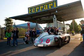 Mille Miglia 2012 - Mercedes-Benz 300 SLR (1955) - beim Eingang zur Ferrari-Fabrik