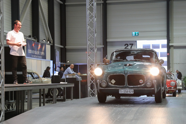 Bild: Mille Miglia WarmUp-Rallye - ein Fiat 1100 Spider fährt über die Rampe in der Halle 2 - Swiss Classic World Luzern 2024