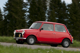 Mini 1000 HL (1982) - am Lenkrad des Mini kommt keine Langweile auf