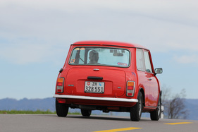 Mini 1000 HL (1982) - sitzt wegen der kleinen Räder sehr tief auf der Strasse Mini 1000 HL (1982) - sitzt wegen der kleinen Räder sehr tief auf der Strasse