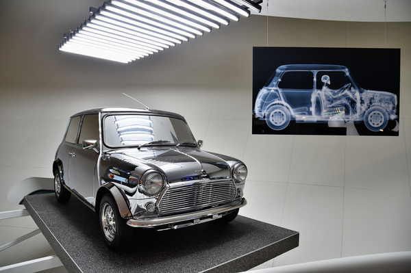 Bild: Mini Cooper (1999) - von David Bowie mit Chrom überzogen - zu sehen an der Motorworld Classics Berlin 2016