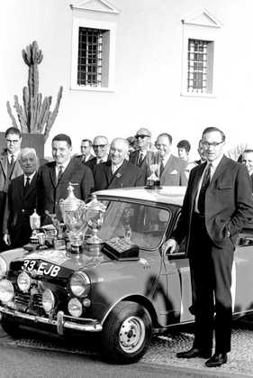 Mini Cooper S (1964) - Paddy Hopkirk an der Siegerfeier nach dem Ende der Rallye Monte Carlo