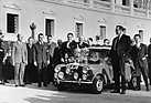 Bild: Mini Cooper S (1964) - Paddy Hopkirk bei der Siegesfeier nach der Rallye Monte Carlo