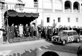 Mini Cooper S (1964) - Paddy Hopkirk bei der Siegesfeier nach der Rallye Monte Carlo