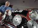 Bild: Mini Cooper S (1964) - Paddy Hopkirk in reiferen Jahren mit seinem Siegesfahrzeug von der Rallye Monte Carlo