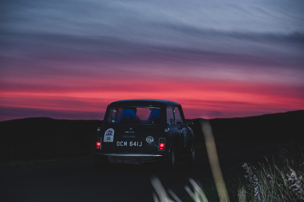 Mini Cooper S (1971) - LeJog Rallye 2019 - Stimmungsvolle Momente von denen man sich nicht ablenken lassen darf