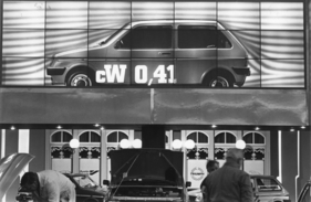 Mini Metro (1981) - Die Wichtigkeit des cw-Wertes wird durch 51 Projektoren mit Digitalsteuerung auf einer Grossleinwand von 2.5 x 9 Metern aufgezeigt