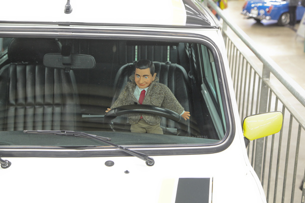 Mini-Mr. Bean am Lenkrad des Mini - Oldtimermesse St. Gallen am 30. Oktober 2016