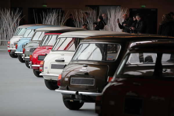 Mini-Sonderschau mit rund zwei Dutzend Varianten in allen Farben - Rétromobile Paris 2019