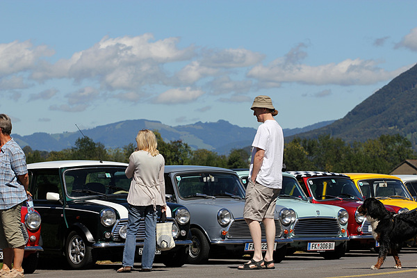Mini am British Car Meeting 2011 in Mollis - eine Horde Minis wird begutachtet