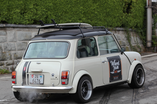 Mini mit Surfbrett - vielleicht nicht das richtige bei Schneefall? - Oldtimer Sunday Morning Zug Treffen am 5. Mai 2019