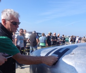 Mir Klebeband wird zur Not die Startnummer selbst fabriziert - Impressionen des Römö Motorfestival 2016
