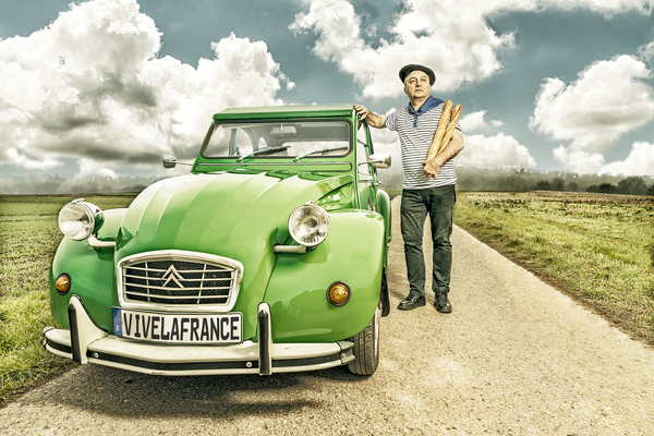 Image: With beret and baguette for the 2023 rally of French classics