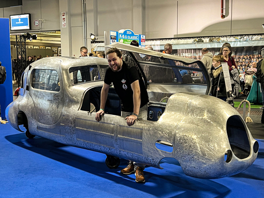 Mit Fantasie zum Kunsthandwerk: Der Nachwuchs-Karosseriebauer Fynn Weinberg (31) präsentiert auf dem Messestand sein sehr zwangsfrei entworfenes Leichtmetall-Blechkleid.