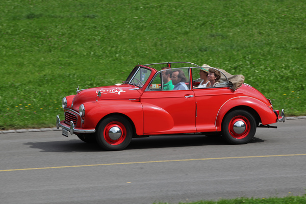 Mit Freunden und Bekannten in der Morris Minor Cabriolimousine - British Car Meeting Mollis 2017