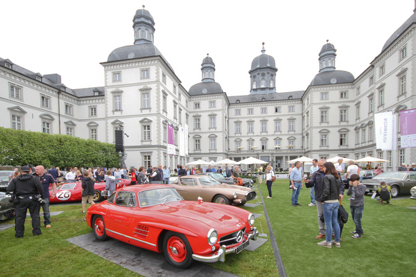 Mit Handys und Fotokameras werden Tausende von Bildern geschossen - Impressionen vom Concours d'Elégance an der Schloss Bensberg Classics 2015