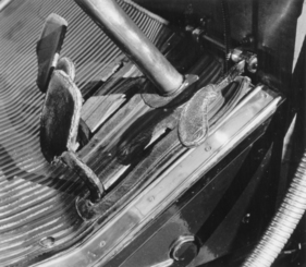 Mit Leder bezogenes Gaspedal bei der Berliet Limousine (1910).