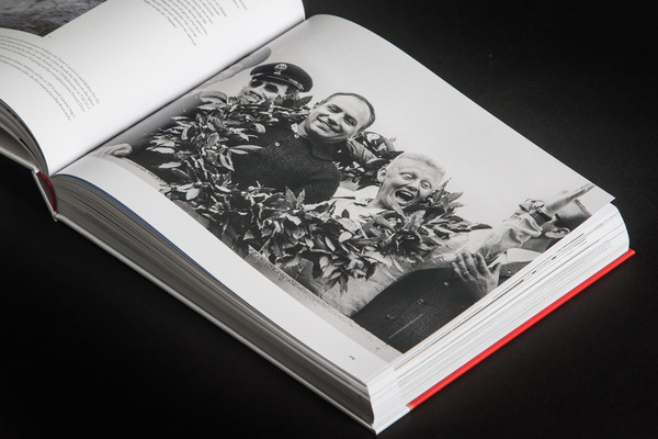 Bild Mit Lorbeer-Siegeskranz - Buch «Herbert Müller "… alles zu langsam!”»