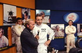 Mit Studiogästen - Fritz Danco befragt Lotus-Chef Colin Chapman, im Hintergrund warten Rolf Stommelen und Jacky Ickx auf ihren Einsatz