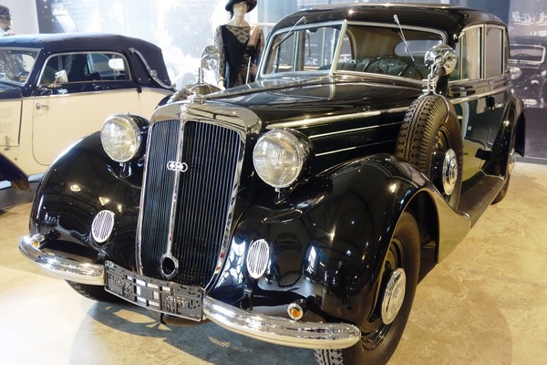 Mit V8-Motor - Horch 930 - Oldtimermuseum "Zylinderhaus"
