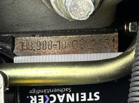 Mit abweichenden Schlagstempeln verändert: Die Motornummer des gelben Roadsters besteht aus zwei verschiedenen Schrifttypen. Auch in weiterer Hinsicht ist sie "falsch gefälscht": Bei den Matching Numbers, die Kienle vertraglich zusicherte, hätte die Nummer des Sechszylinders die Endziffern 2807