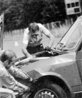 Mit auf Volllast klemmender Drosselklappe bekam der Fiat 128 (1969) zu viel Dampf beim wedeln. Statt des Fotografen wurde die Monza-Bande zur Notbremse. Blechschaden!