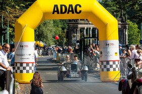 Mit dem Amilcar unter dem Tor durch - 24 Tour du Pont 2015