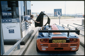 Mit dem Le-Mans-Rennwagen McLaren F1 GTR (1996) fuhr der damalige McLaren-Mechaniker Matthew Carter nach Le Mans 1997, auf normalen Strassen!
