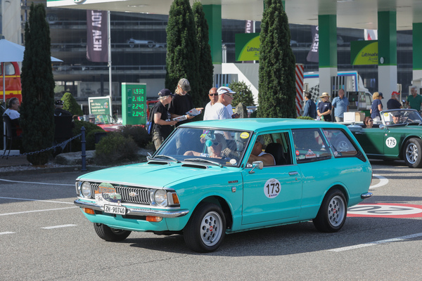 Bild: Mit dem Toyota Corolla von 1971 in Richtung West Mittelland - 31. Oldtimer Grand Prix Safenwil 2023